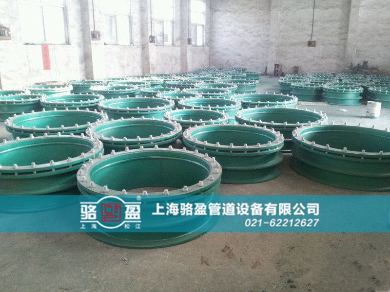 河南省駐馬店市正陽縣柔性人防套管發(fā)貨圖 /></p>人防套管主要應(yīng)用于管道穿墻處不承受管道振動和伸縮變形的建筑物，一般情況下，如果只是考慮到管道的穿墻，不需考慮管道的位移變形，只需要選用人防套管。如果對于地震設(shè)防要求比較高的地區(qū)，在使用人防套管的同時應(yīng)在該建筑物外墻管道設(shè)置柔性連接，從而達到墻體的防水目的。<br />    人防套管安裝說明：① 按照設(shè)計圖樣的要求，在建筑物上定出管道走向、位置和標高，確定支架的位置和數(shù)量 ② 安裝支架。根據(jù)確定好的支架位置和施工現(xiàn)場的實際情況，選定支架的安裝方式，將支架安裝到位③ 預(yù)制管段。根據(jù)施工圖，根據(jù)施工現(xiàn)場的實際情況，按照測線的方法，繪制各段管線加工圖，將劃分加工好的管段，分段下料，編好序號，開好坡口，以備組對④ 管道就位。把預(yù)制好的管段安放到支架上，并采取臨時固定措施⑤ 管道連接。將安放好的管道，對好管口，用焊接的方法，連成管線 ⑥ 找好坡度。按設(shè)計要求，找好管線坡度。事實上，坡度在支架安裝時就已找好，管道連接后，再檢查校對一下，檢查校對合格，把管線固定在支架上。<br />    在使用人防套管的時候，還應(yīng)該注意管子內(nèi)徑與人防套管外徑保持一致。如果在人防套管安裝后發(fā)現(xiàn)管道出現(xiàn)縫隙，可以采用柔性石棉材料進行填充。<br />    駱盈管道專業(yè)生產(chǎn)人防套管。人防套管主要應(yīng)用于管道穿墻處不承受管道振動和伸縮變形的建筑物，一般情況下，如果只是考慮到管道的穿墻，不需考慮管道的位移變形，只需要選用人防套管。駱盈生產(chǎn)的河南省駐馬店市正陽縣<a href=http://www.luoying168.com target=_blank class=infotextkey>鴨嘴閥</a>能夠?qū)崿F(xiàn)污水的正向流出反向止逆的功能，產(chǎn)品質(zhì)量符合~標準。駱盈管道專業(yè)生產(chǎn)二十多種不同類型的<a href=http://www.luoying168.com target=_blank class=infotextkey>鴨嘴閥</a>，產(chǎn)品質(zhì)量符合~標準，并且我公司長期與國內(nèi)的一大批知名的鋼鐵閥門廠家進行合作并建立深厚的合作友誼，產(chǎn)品質(zhì)量經(jīng)得起實踐的檢驗，專業(yè)致力于管道行業(yè)二十多年，駱盈品質(zhì)值得您的信賴。駱盈管道作為專業(yè)的生產(chǎn)鴨嘴閥廠家，產(chǎn)品質(zhì)量經(jīng)得起實踐的檢驗，駱盈產(chǎn)品不僅性能優(yōu)良，而且鴨嘴閥價格也是十分的優(yōu)惠。河南省駐馬店市正陽縣鴨嘴閥哪家好，駱盈管道是選。<p style=